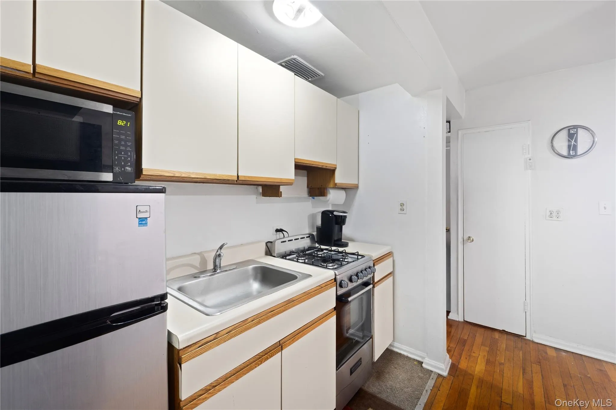 73-11 Bell Boulevard, New York, NY, 1 Bedroom Bedrooms, 3 Rooms Rooms,1 BathroomBathrooms,Residential,For Rent,Bell,0,968203 73-11 Bell Boulevard, New York, NY, 1 Bedroom Bedrooms, 3 Rooms Rooms,1 BathroomBathrooms,Residential,For Rent,Bell,0,968203