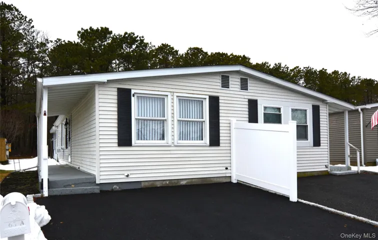 Attached ranch-style home with 1.5 car driveway