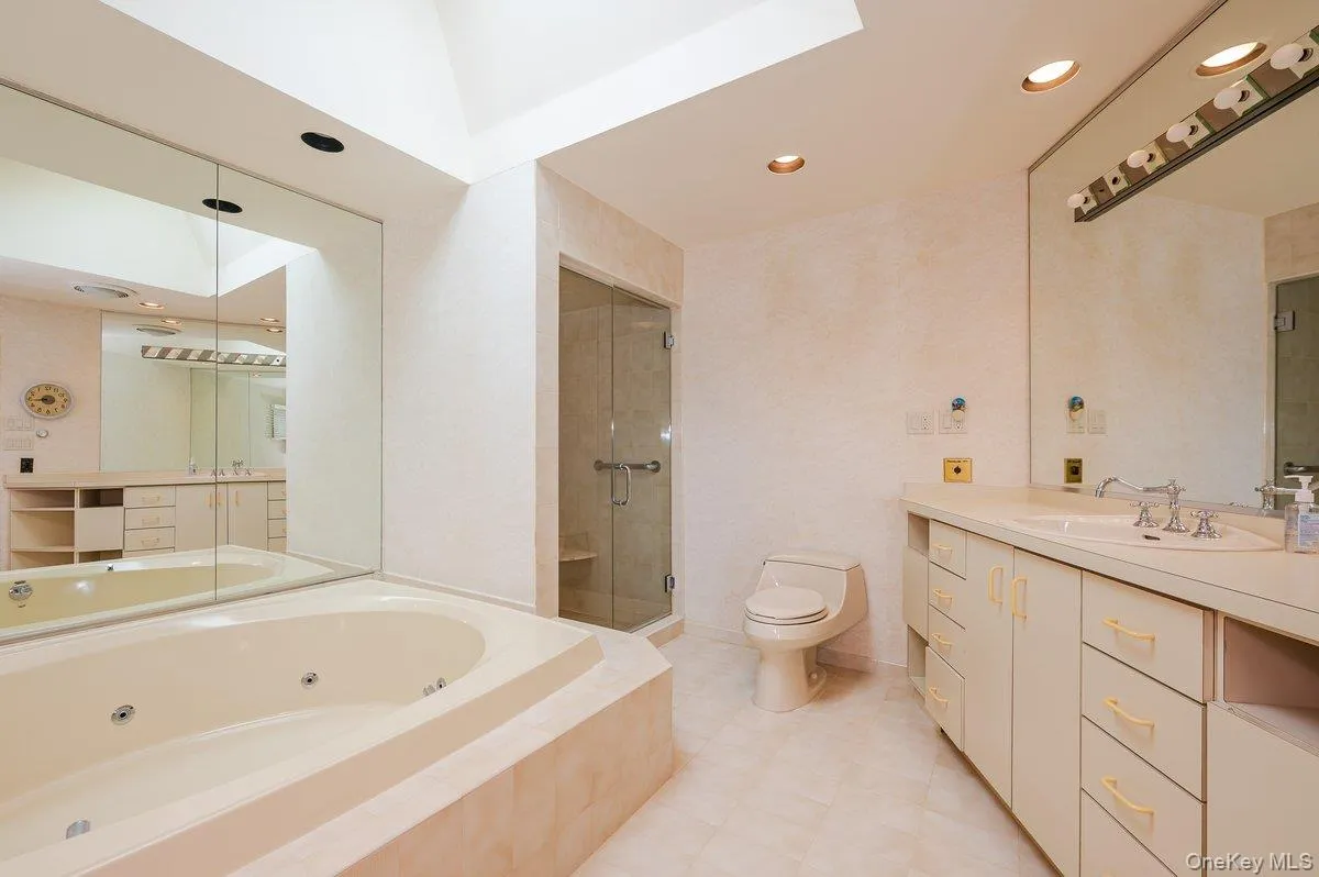 40 Cayuga Avenue, Hempstead, NY, 4 Bedrooms Bedrooms, 8 Rooms Rooms,4 BathroomsBathrooms,Residential Lease,For Rent,Cayuga,0,968245 40 Cayuga Avenue, Hempstead, NY, 4 Bedrooms Bedrooms, 8 Rooms Rooms,4 BathroomsBathrooms,Residential Lease,For Rent,Cayuga,0,968245