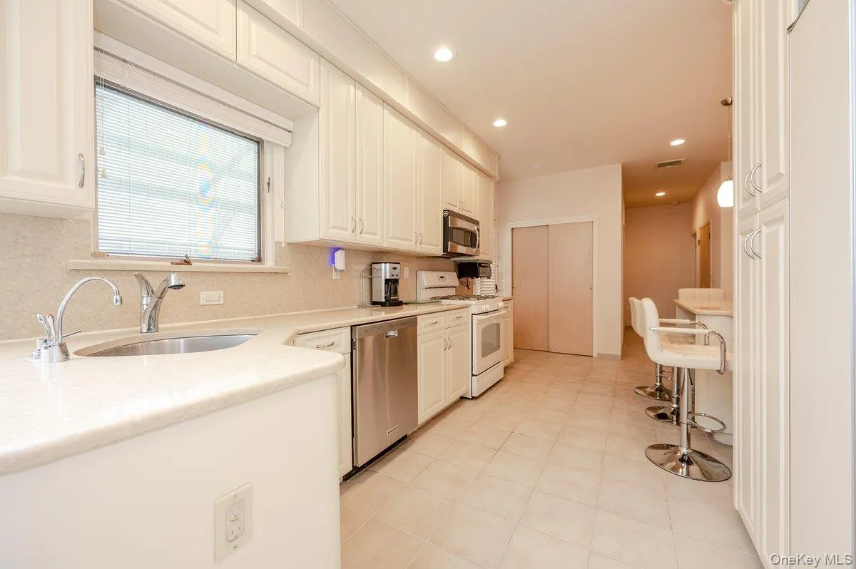 40 Cayuga Avenue, Hempstead, NY, 4 Bedrooms Bedrooms, 8 Rooms Rooms,4 BathroomsBathrooms,Residential Lease,For Rent,Cayuga,0,968245 40 Cayuga Avenue, Hempstead, NY, 4 Bedrooms Bedrooms, 8 Rooms Rooms,4 BathroomsBathrooms,Residential Lease,For Rent,Cayuga,0,968245