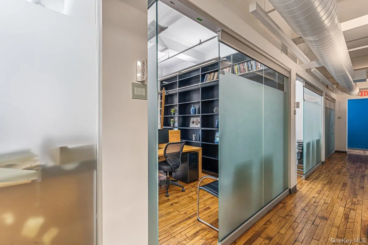 Executive Suite 807 Executive Suite 807