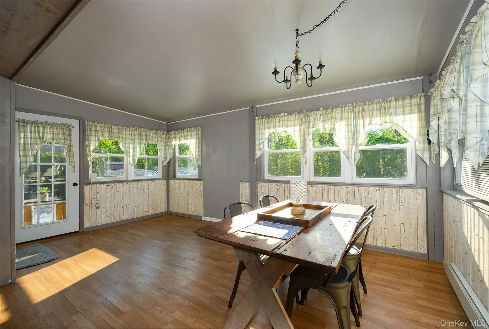 Dining area/sitting room Dining area/sitting room