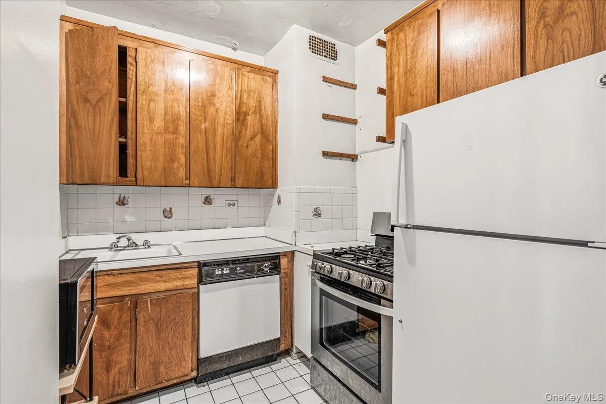 305 40th Street, New York, NY, 2 Rooms Rooms,1 BathroomBathrooms,Residential,For Rent,40th,0,968406 305 40th Street, New York, NY, 2 Rooms Rooms,1 BathroomBathrooms,Residential,For Rent,40th,0,968406