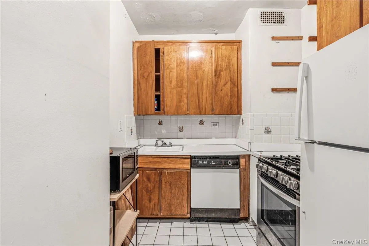 305 40th Street, New York, NY, 2 Rooms Rooms,1 BathroomBathrooms,Residential,For Rent,40th,0,968406 305 40th Street, New York, NY, 2 Rooms Rooms,1 BathroomBathrooms,Residential,For Rent,40th,0,968406