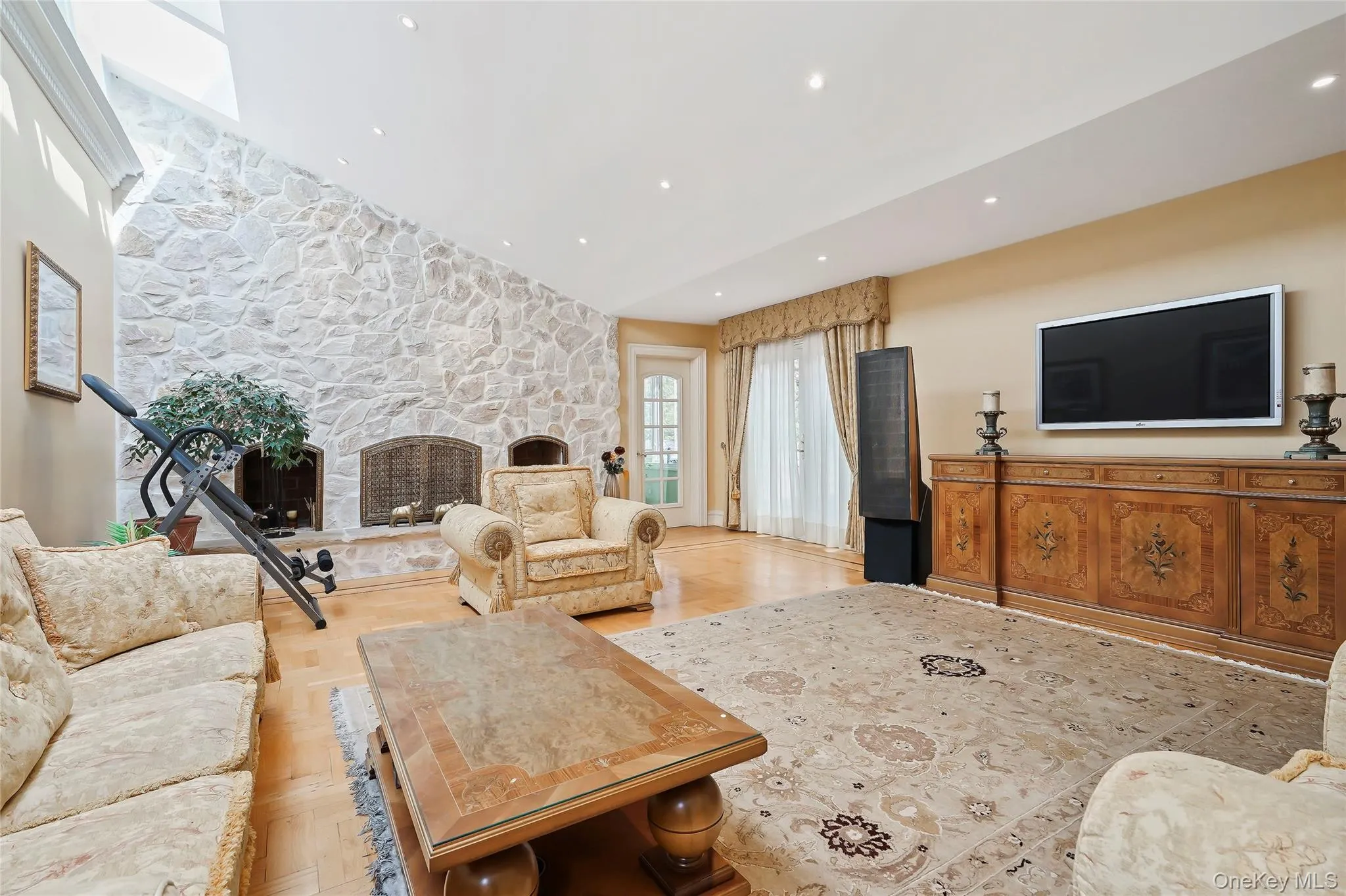 10 Hill Road, North Hempstead, NY, 5 Bedrooms Bedrooms, 13 Rooms Rooms,7 BathroomsBathrooms,Residential,For Rent,Hill,0,968507 10 Hill Road, North Hempstead, NY, 5 Bedrooms Bedrooms, 13 Rooms Rooms,7 BathroomsBathrooms,Residential,For Rent,Hill,0,968507