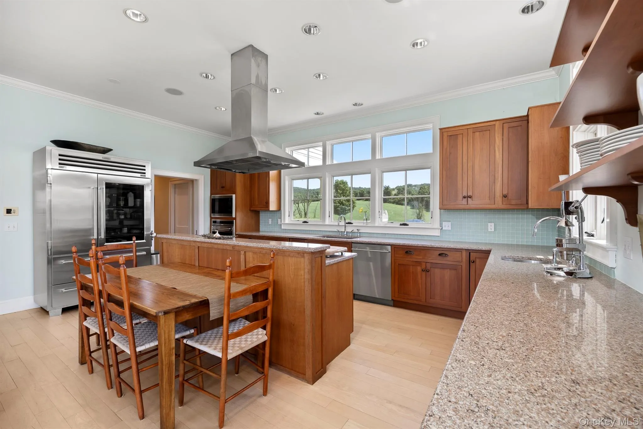 Light-Filled Kitchen with Breakfast Area Light-Filled Kitchen with Breakfast Area