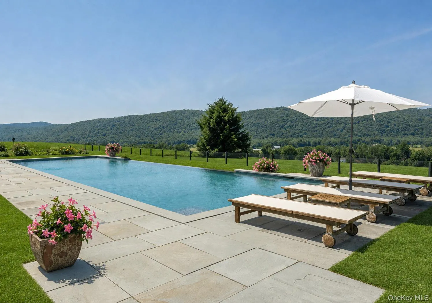 Set on Top of a Hill With No Neighborsand an Infinity-Edge Pool Worthy of a 5-Star Resort Set on Top of a Hill With No Neighborsand an Infinity-Edge Pool Worthy of a 5-Star Resort