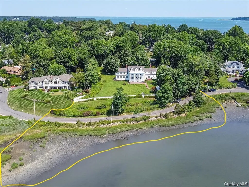 400 Feet of Waterfront 400 Feet of Waterfront