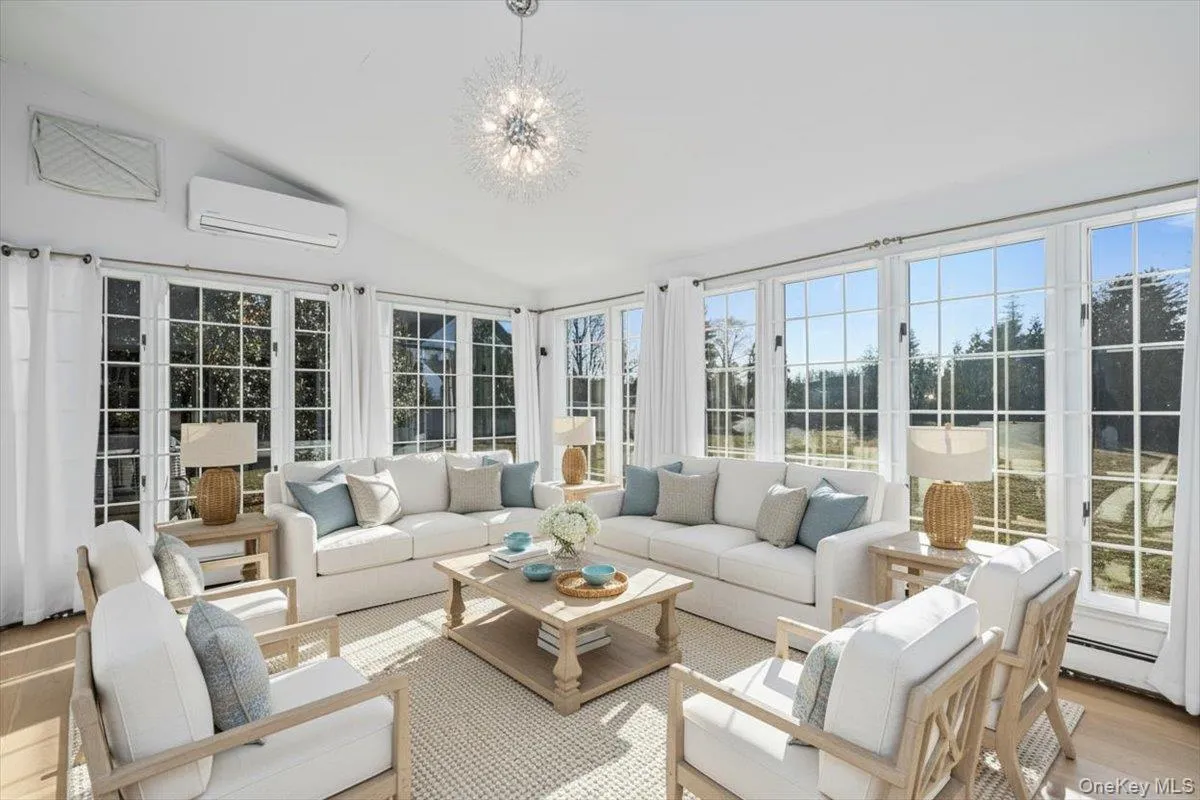 Staged four season sun room. Staged four season sun room.