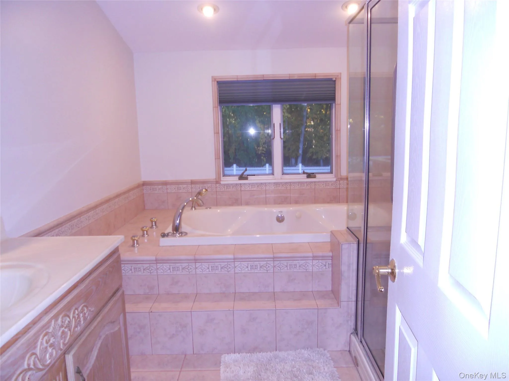 Jacuzzi Tub in En Suite Jacuzzi Tub in En Suite