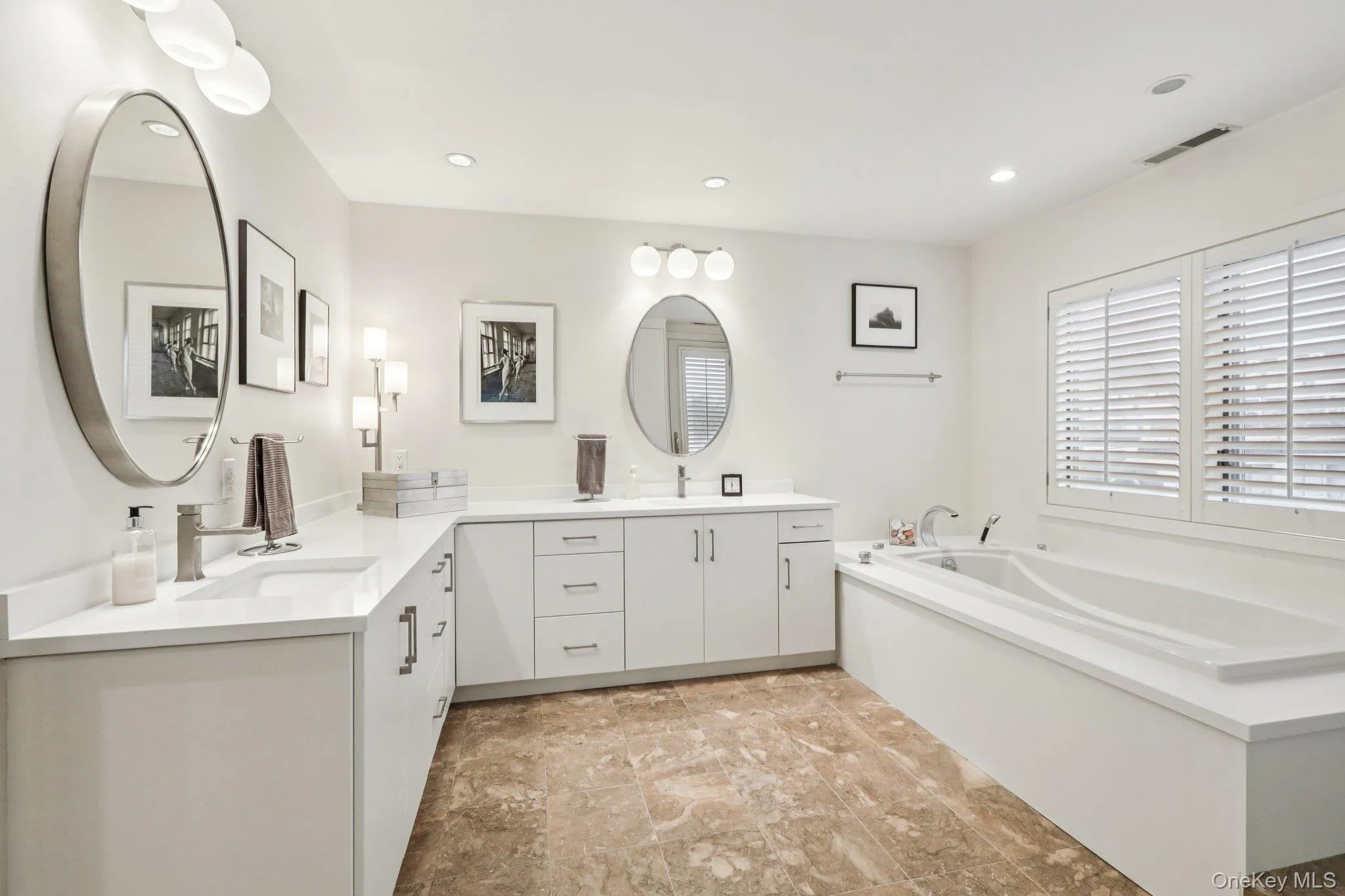 includes llarge soaking tub includes llarge soaking tub