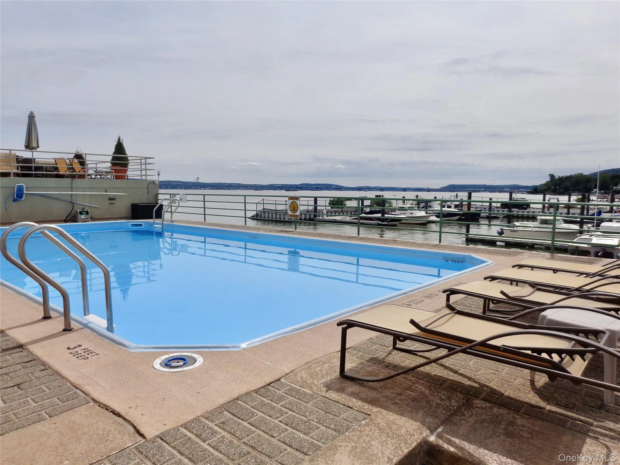 Riverside pool with lounge and barbecue areas - Riverside pool with lounge and barbecue areas -