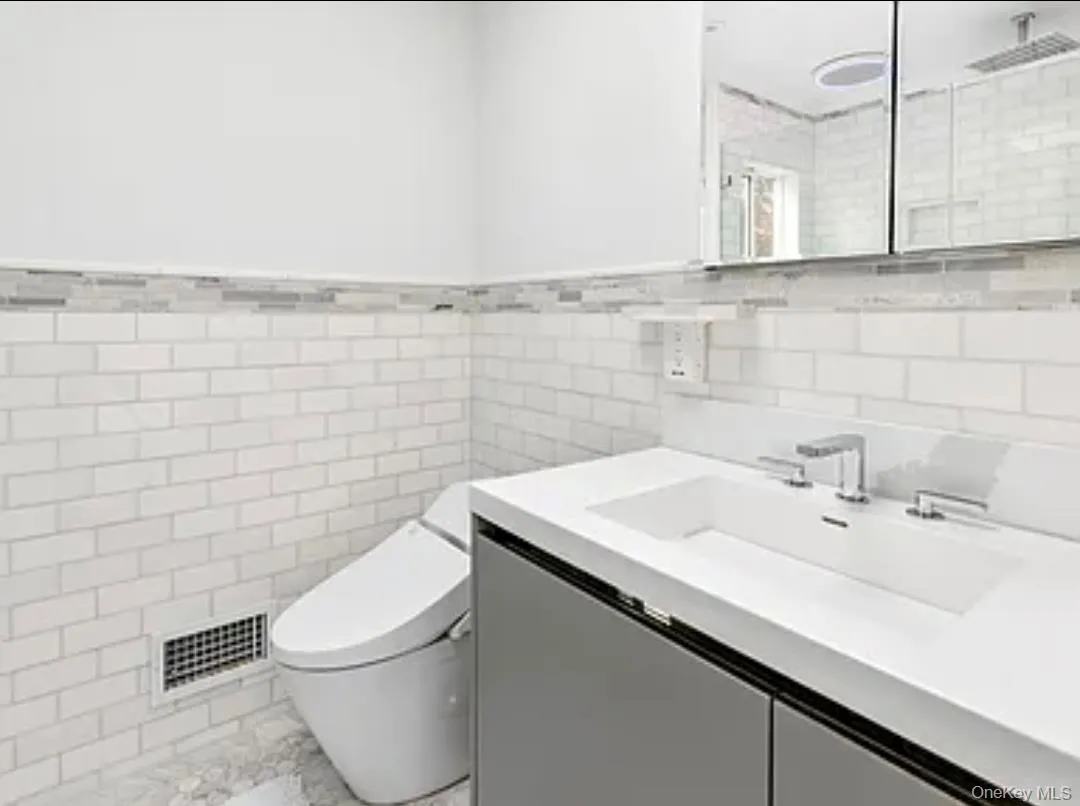 32 Lewis Road, Southampton, NY, 4 Bedrooms Bedrooms, 8 Rooms Rooms,2 BathroomsBathrooms,Residential Lease,For Rent,Lewis,0,968832 32 Lewis Road, Southampton, NY, 4 Bedrooms Bedrooms, 8 Rooms Rooms,2 BathroomsBathrooms,Residential Lease,For Rent,Lewis,0,968832