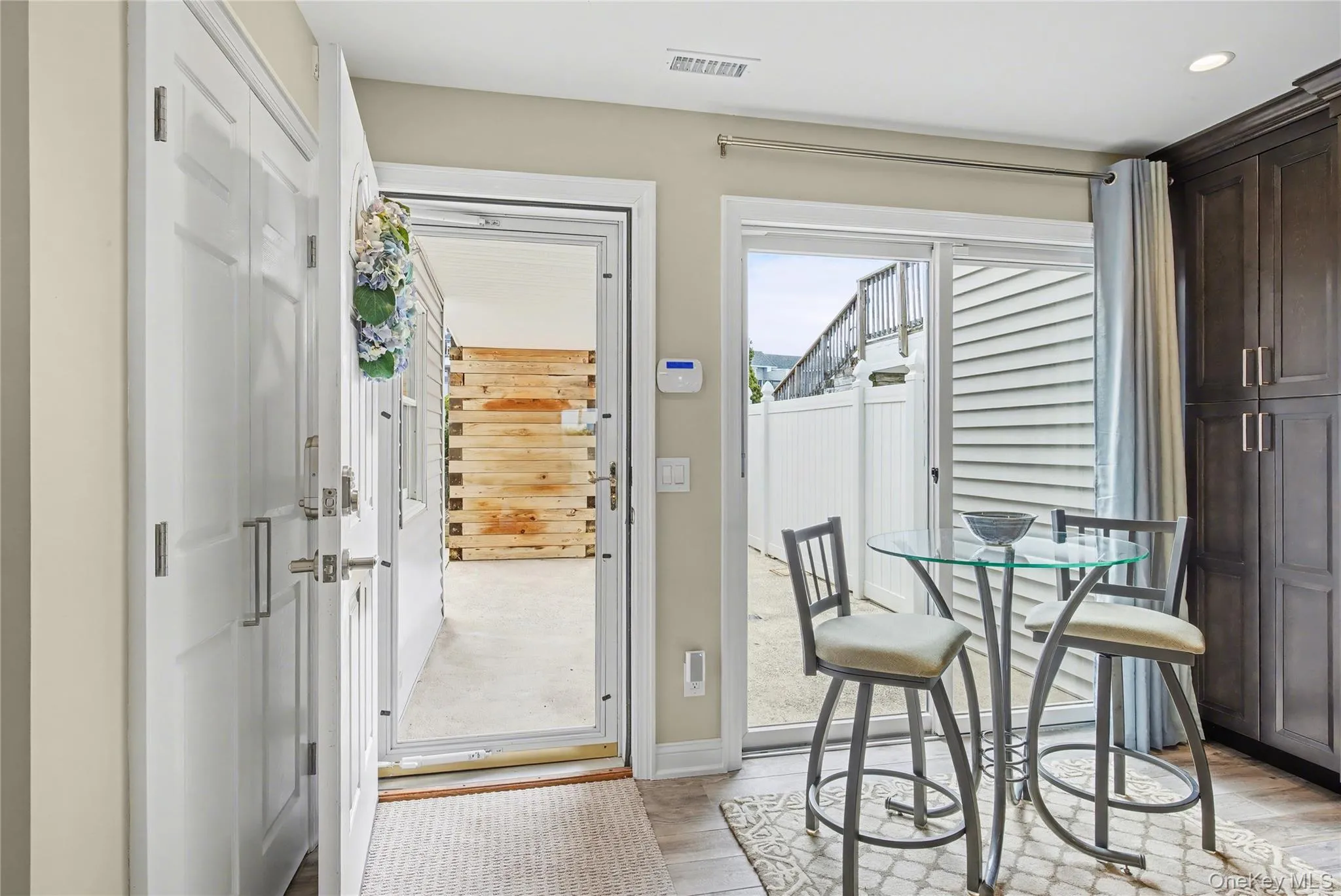 Front entry brings you to the kitchen Front entry brings you to the kitchen