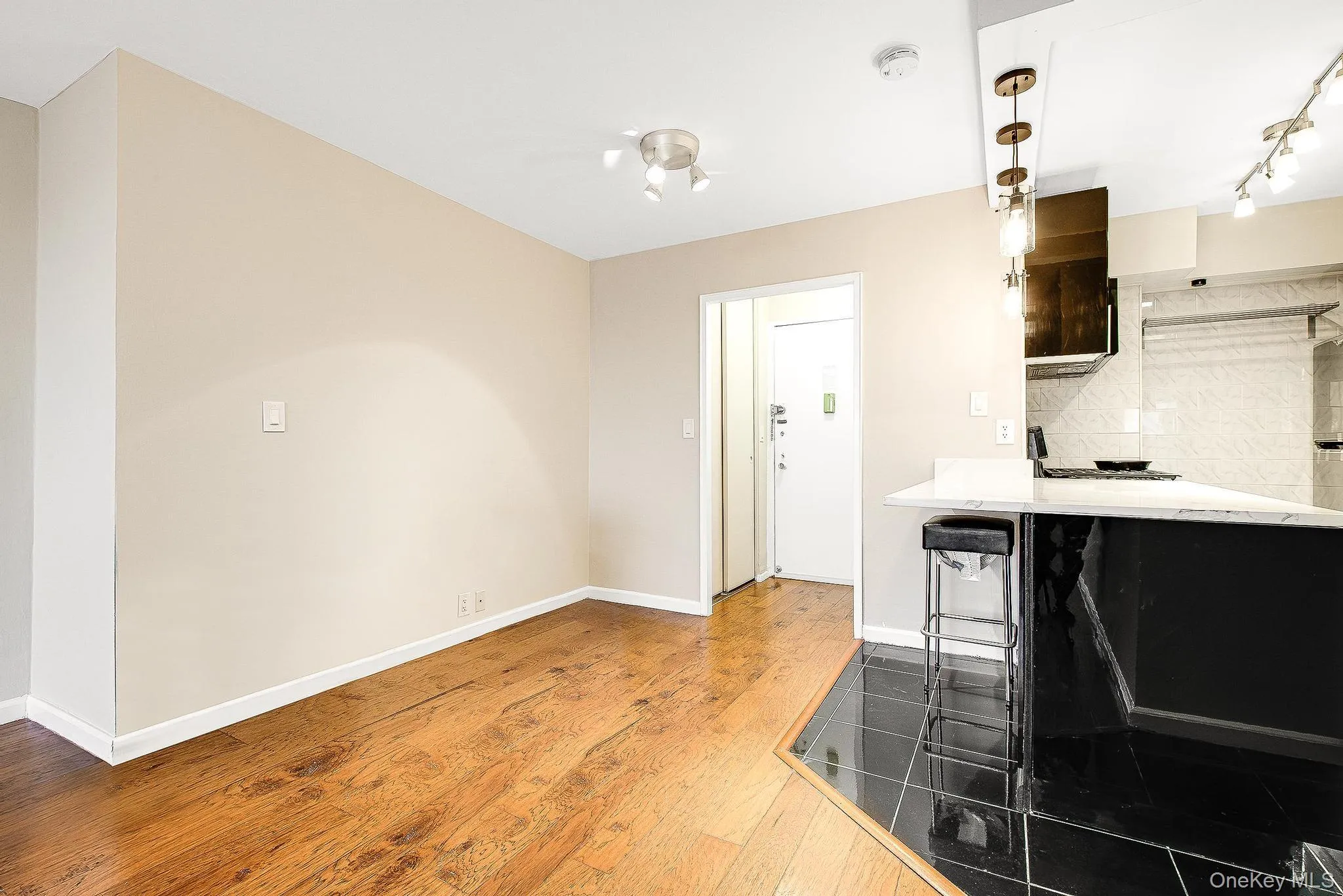 70-25 Yellowstone Boulevard, New York, NY, 1 Bedroom Bedrooms, 3 Rooms Rooms,1 BathroomBathrooms,Residential,For Rent,Yellowstone,0,968910 70-25 Yellowstone Boulevard, New York, NY, 1 Bedroom Bedrooms, 3 Rooms Rooms,1 BathroomBathrooms,Residential,For Rent,Yellowstone,0,968910
