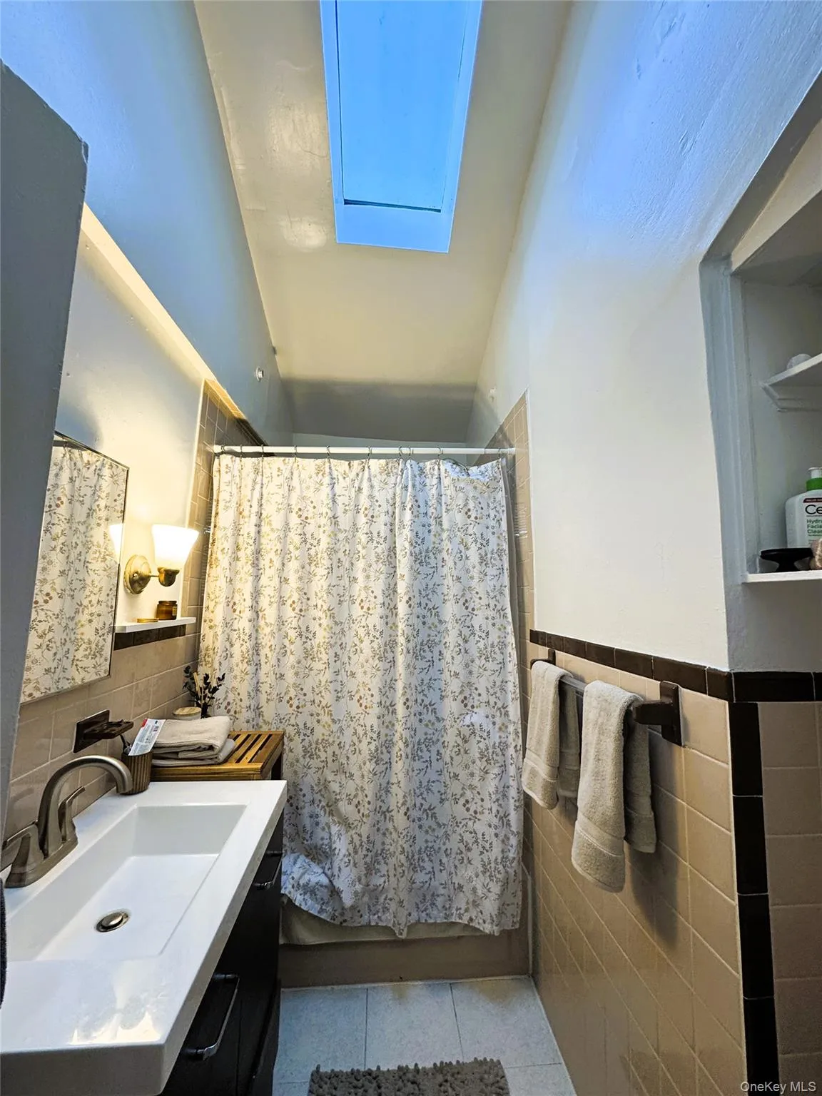 Bathroom with Skylite Bathroom with Skylite