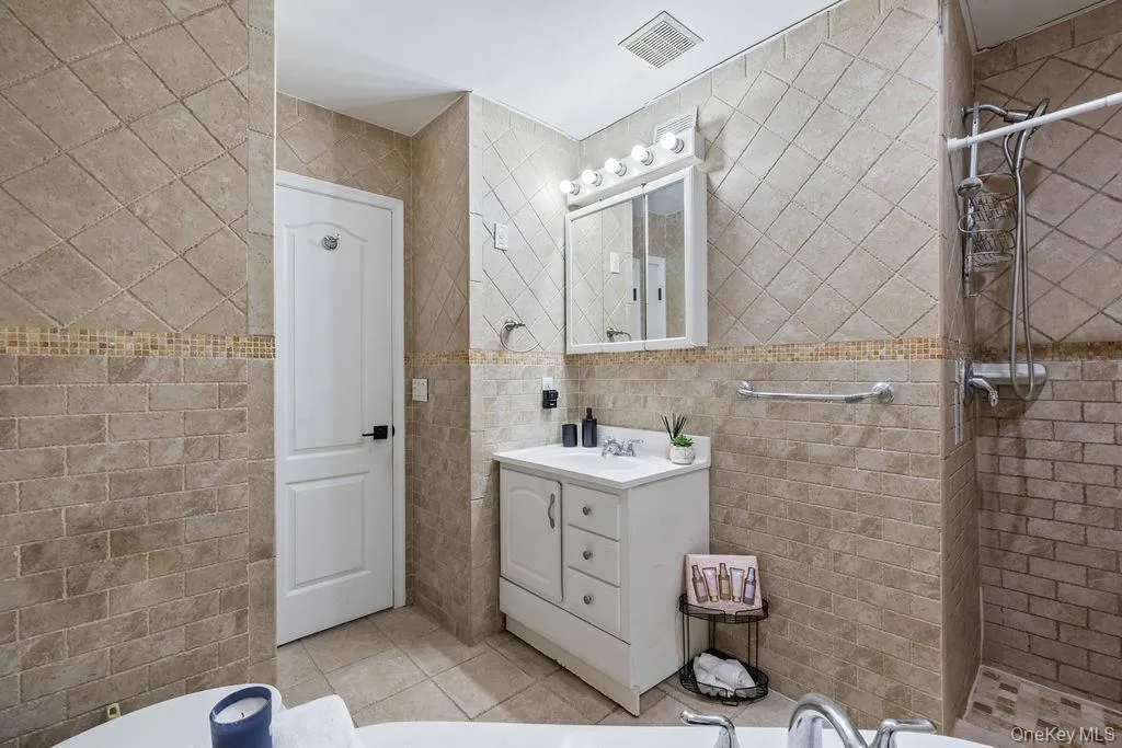 160 Kearsing Parkway, Ramapo, NY, 1 Bedroom Bedrooms, 4 Rooms Rooms,1 BathroomBathrooms,Residential,For Rent,Kearsing,0,969061 160 Kearsing Parkway, Ramapo, NY, 1 Bedroom Bedrooms, 4 Rooms Rooms,1 BathroomBathrooms,Residential,For Rent,Kearsing,0,969061