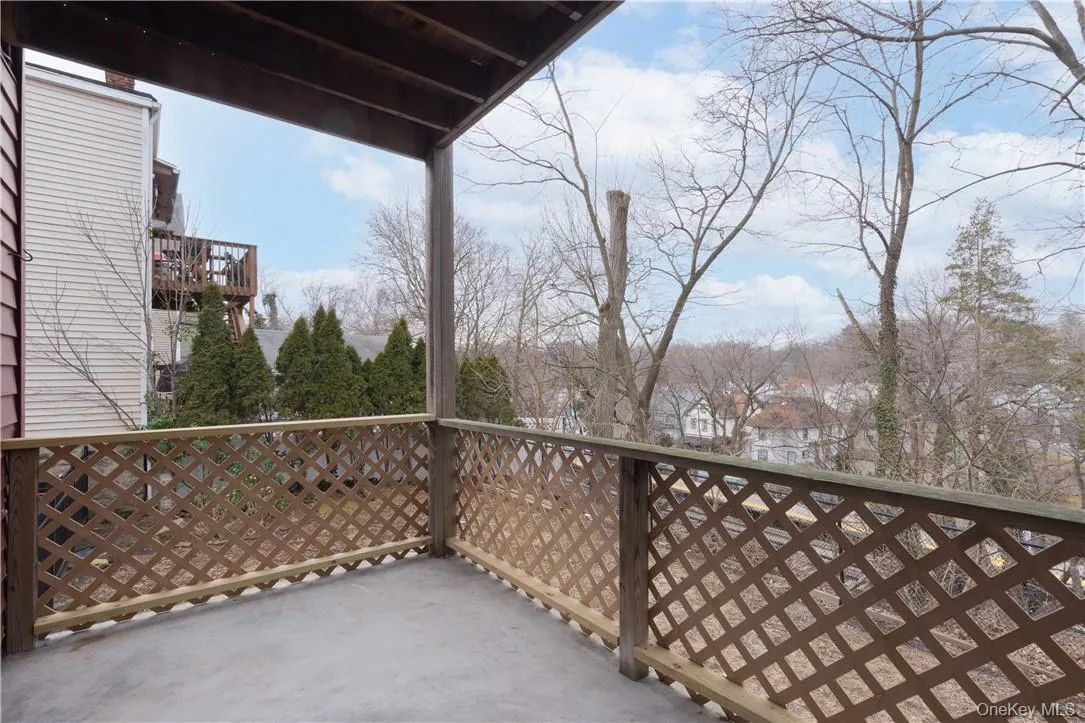Lovely private deck overlooking backyard. Lovely private deck overlooking backyard.
