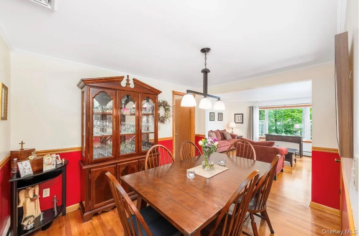 Great for formal dining Great for formal dining
