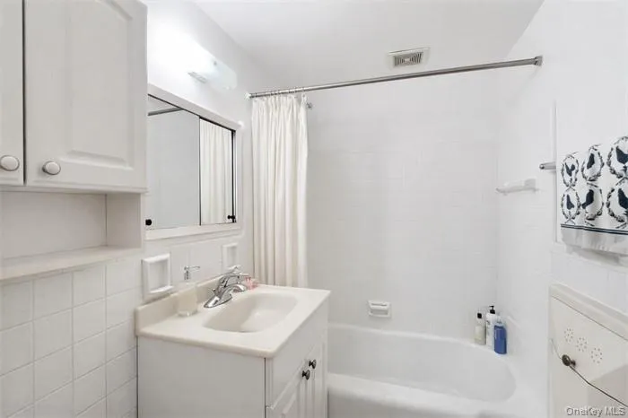 13454 Maple Avenue, New York, NY, 2 Bedrooms Bedrooms, 6 Rooms Rooms,2 BathroomsBathrooms,Residential,For Rent,Maple,0,969253 13454 Maple Avenue, New York, NY, 2 Bedrooms Bedrooms, 6 Rooms Rooms,2 BathroomsBathrooms,Residential,For Rent,Maple,0,969253