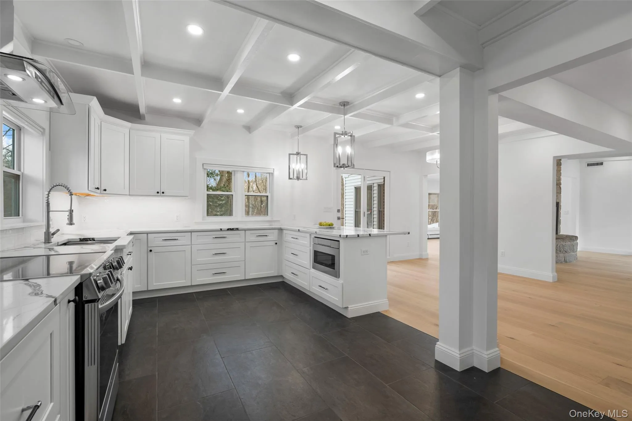The ideal space for daily living and high-end entertainment. The ideal space for daily living and high-end entertainment.