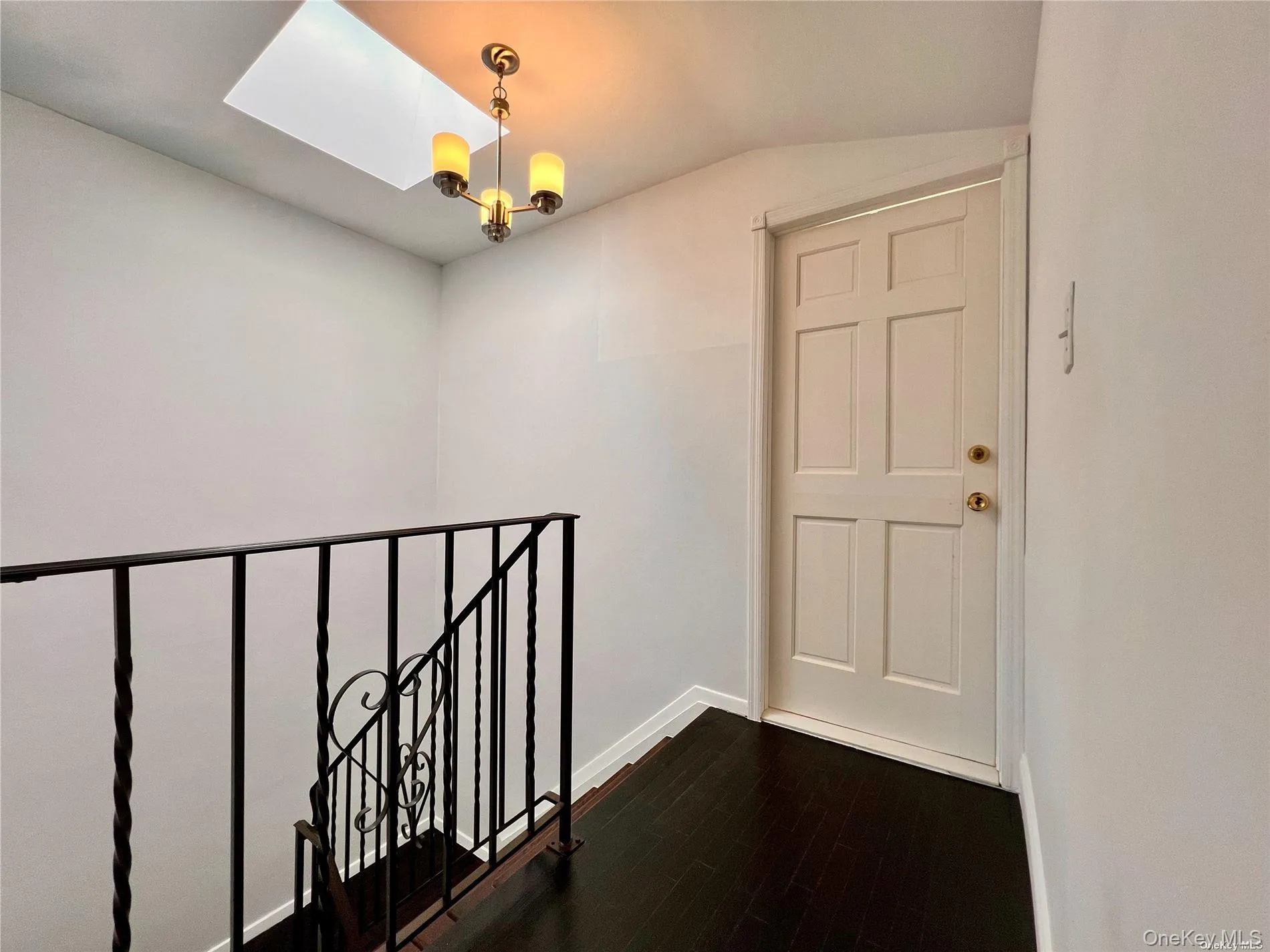 Upstairs Stairwell / Entrance Upstairs Stairwell / Entrance