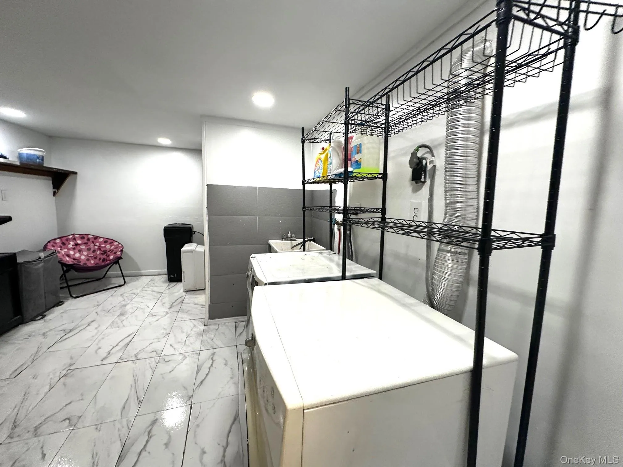 Very large laundry room, utilities, softener, new heating system with office Very large laundry room, utilities, softener, new heating system with office