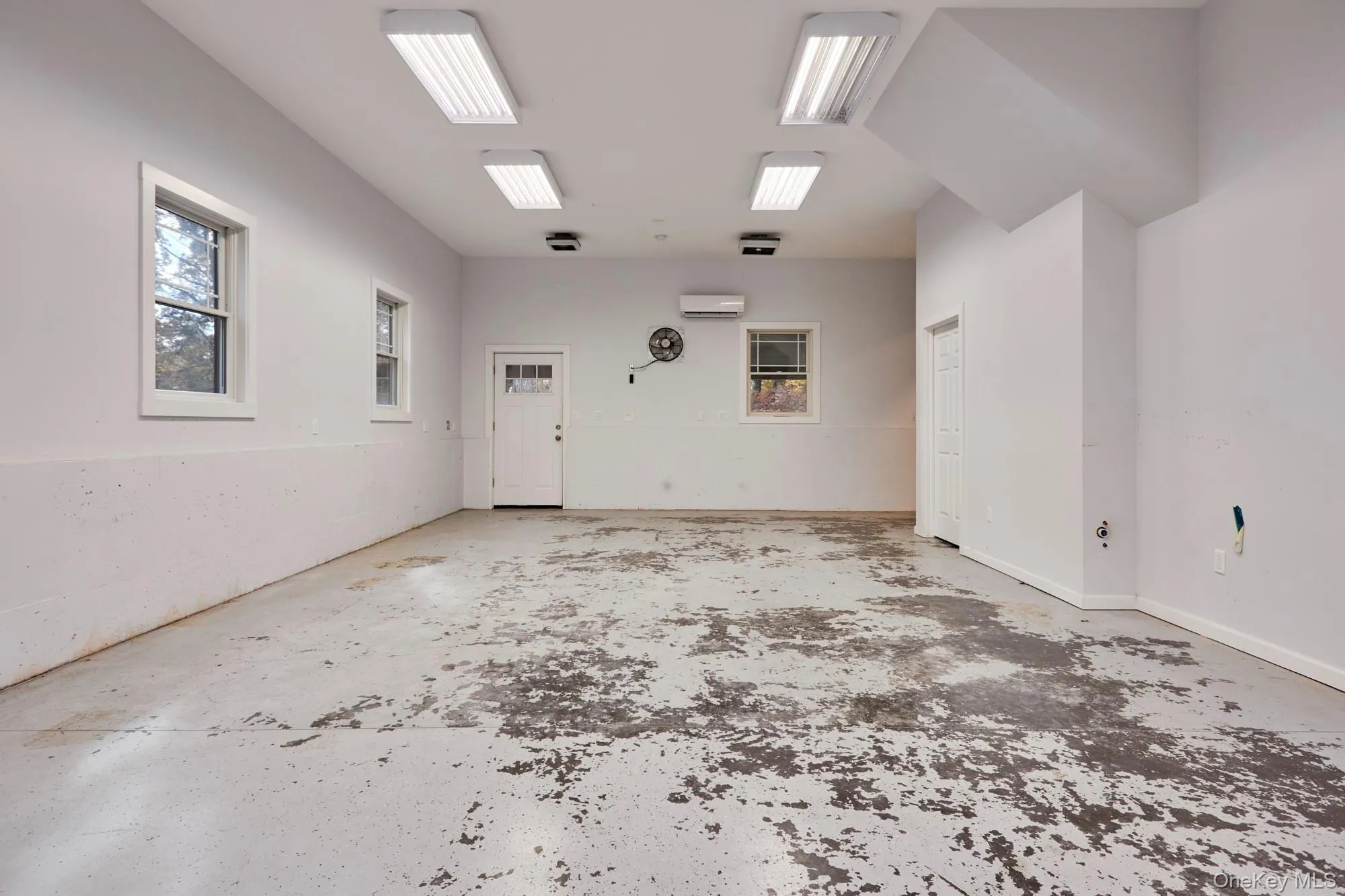 Garage Bay: 18' x 34'6" with 11' Ceiling Garage Bay: 18' x 34'6" with 11' Ceiling