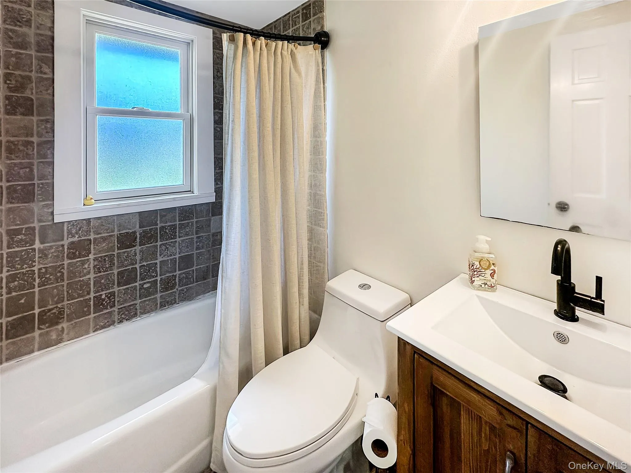 57 Nash Avenue, Southampton, NY, 2 Bedrooms Bedrooms, 5 Rooms Rooms,1 BathroomBathrooms,Residential Lease,For Rent,Nash,0,969644 57 Nash Avenue, Southampton, NY, 2 Bedrooms Bedrooms, 5 Rooms Rooms,1 BathroomBathrooms,Residential Lease,For Rent,Nash,0,969644