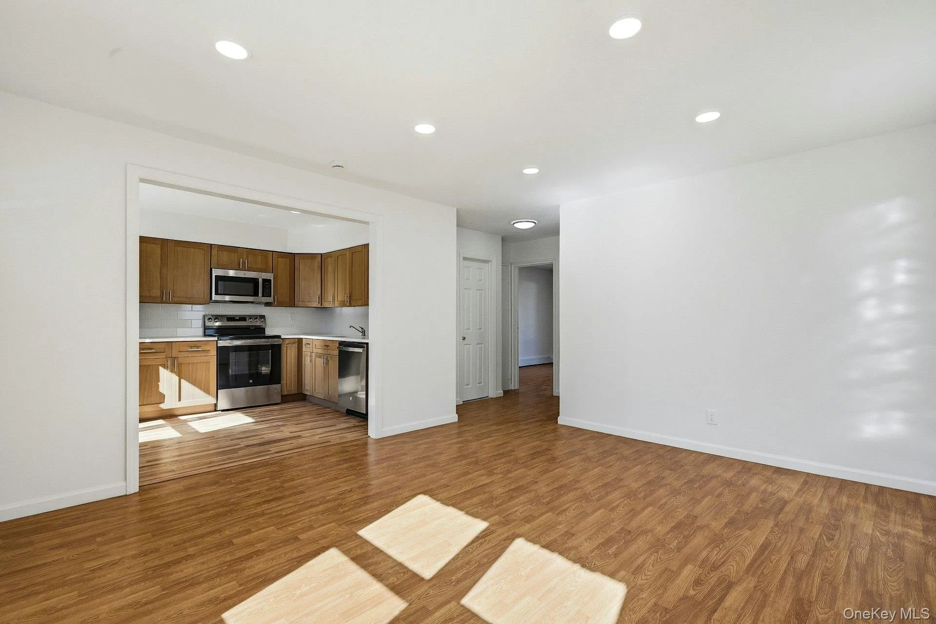 35 Yennicock Avenue, North Hempstead, NY, 2 Bedrooms Bedrooms, 7 Rooms Rooms,2 BathroomsBathrooms,Residential Lease,For Rent,Yennicock,0,969666 35 Yennicock Avenue, North Hempstead, NY, 2 Bedrooms Bedrooms, 7 Rooms Rooms,2 BathroomsBathrooms,Residential Lease,For Rent,Yennicock,0,969666