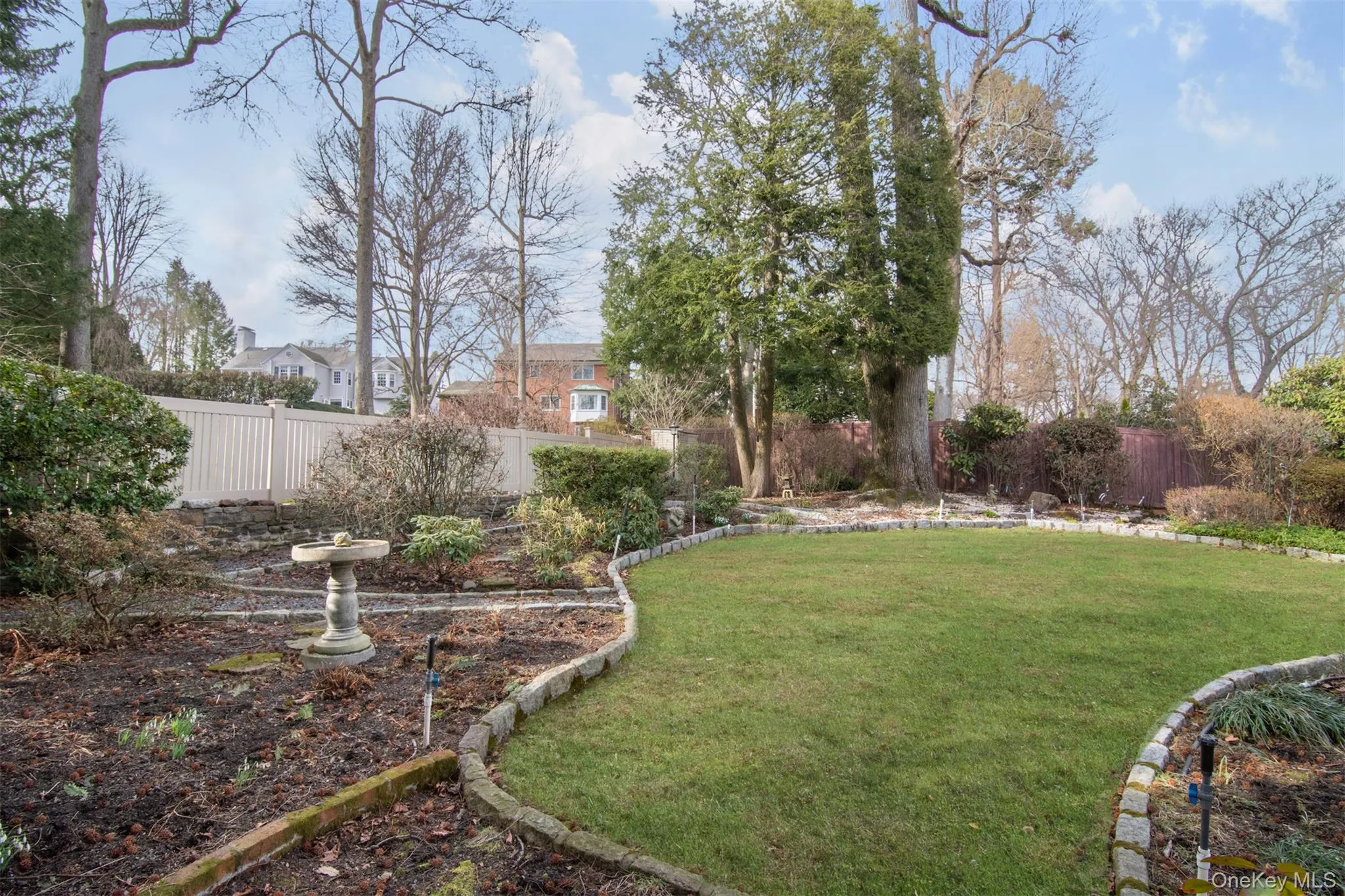 Lovely landscaped backyard! Landscape service included in rent! . Lovely landscaped backyard! Landscape service included in rent! .