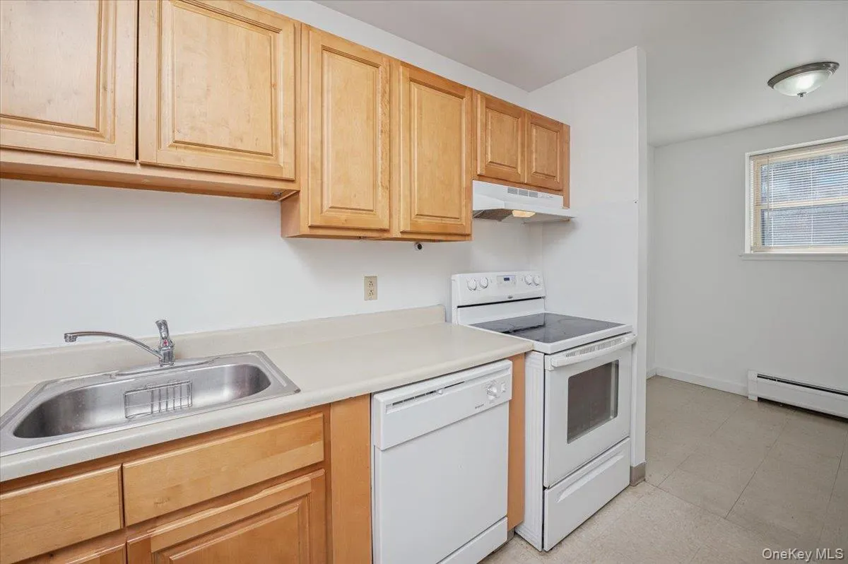 501 Maplewood Gardens, Clarkstown, NY, 3 Bedrooms Bedrooms, 8 Rooms Rooms,1 BathroomBathrooms,Residential Lease,For Rent,Maplewood Gardens,0,969728 501 Maplewood Gardens, Clarkstown, NY, 3 Bedrooms Bedrooms, 8 Rooms Rooms,1 BathroomBathrooms,Residential Lease,For Rent,Maplewood Gardens,0,969728