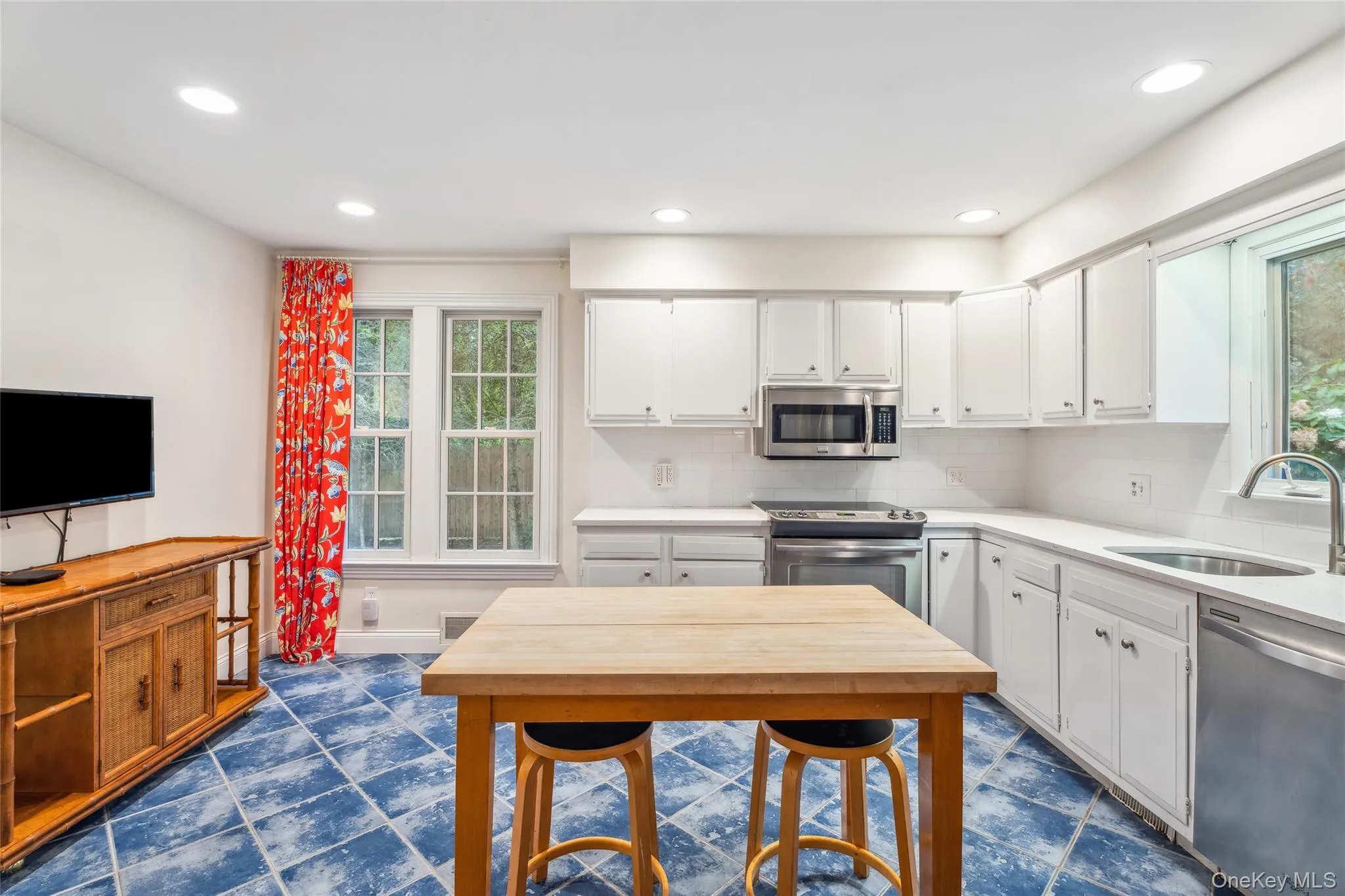 73 Beach Road, Southampton, NY, 3 Bedrooms Bedrooms, 5 Rooms Rooms,2 BathroomsBathrooms,Residential Lease,For Rent,Beach,0,969750 73 Beach Road, Southampton, NY, 3 Bedrooms Bedrooms, 5 Rooms Rooms,2 BathroomsBathrooms,Residential Lease,For Rent,Beach,0,969750