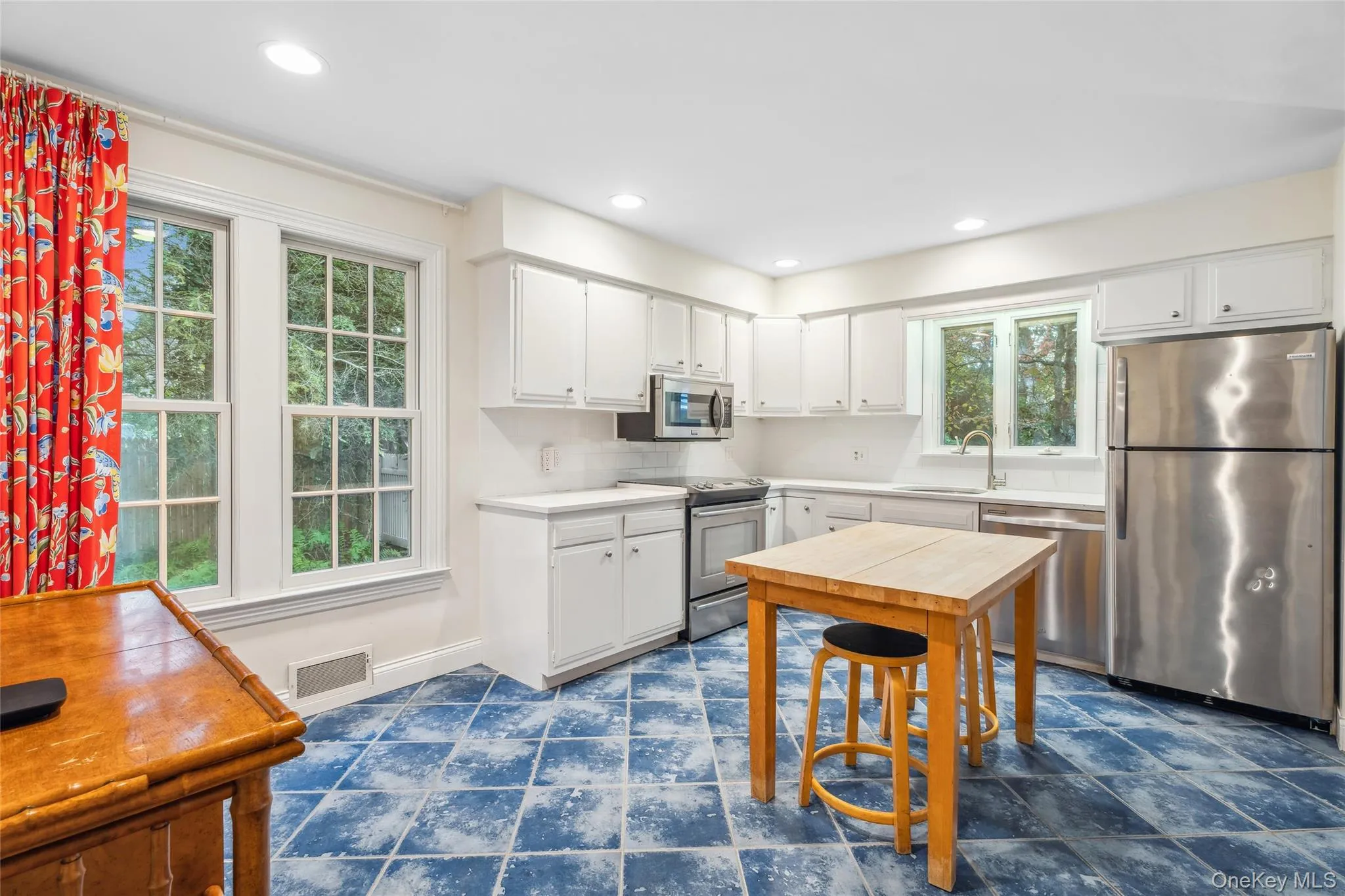 73 Beach Road, Southampton, NY, 3 Bedrooms Bedrooms, 5 Rooms Rooms,2 BathroomsBathrooms,Residential Lease,For Rent,Beach,0,969750 73 Beach Road, Southampton, NY, 3 Bedrooms Bedrooms, 5 Rooms Rooms,2 BathroomsBathrooms,Residential Lease,For Rent,Beach,0,969750