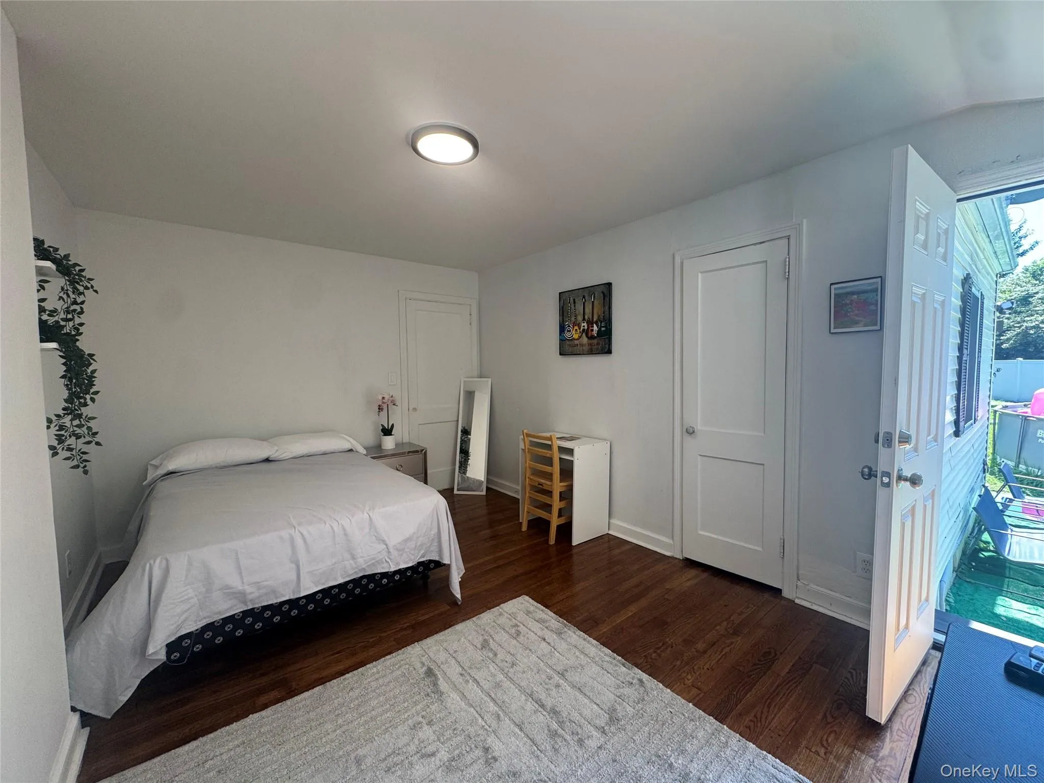 Bedroom with private entrance Bedroom with private entrance