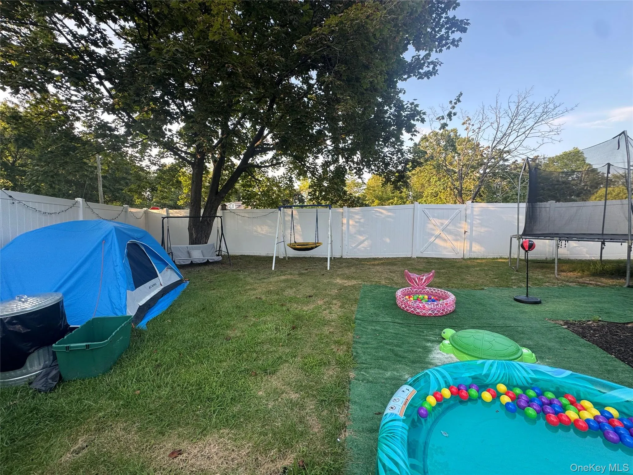 Summer fun with tents, kiddie pool, swings, BBQ grill and trampoline Summer fun with tents, kiddie pool, swings, BBQ grill and trampoline