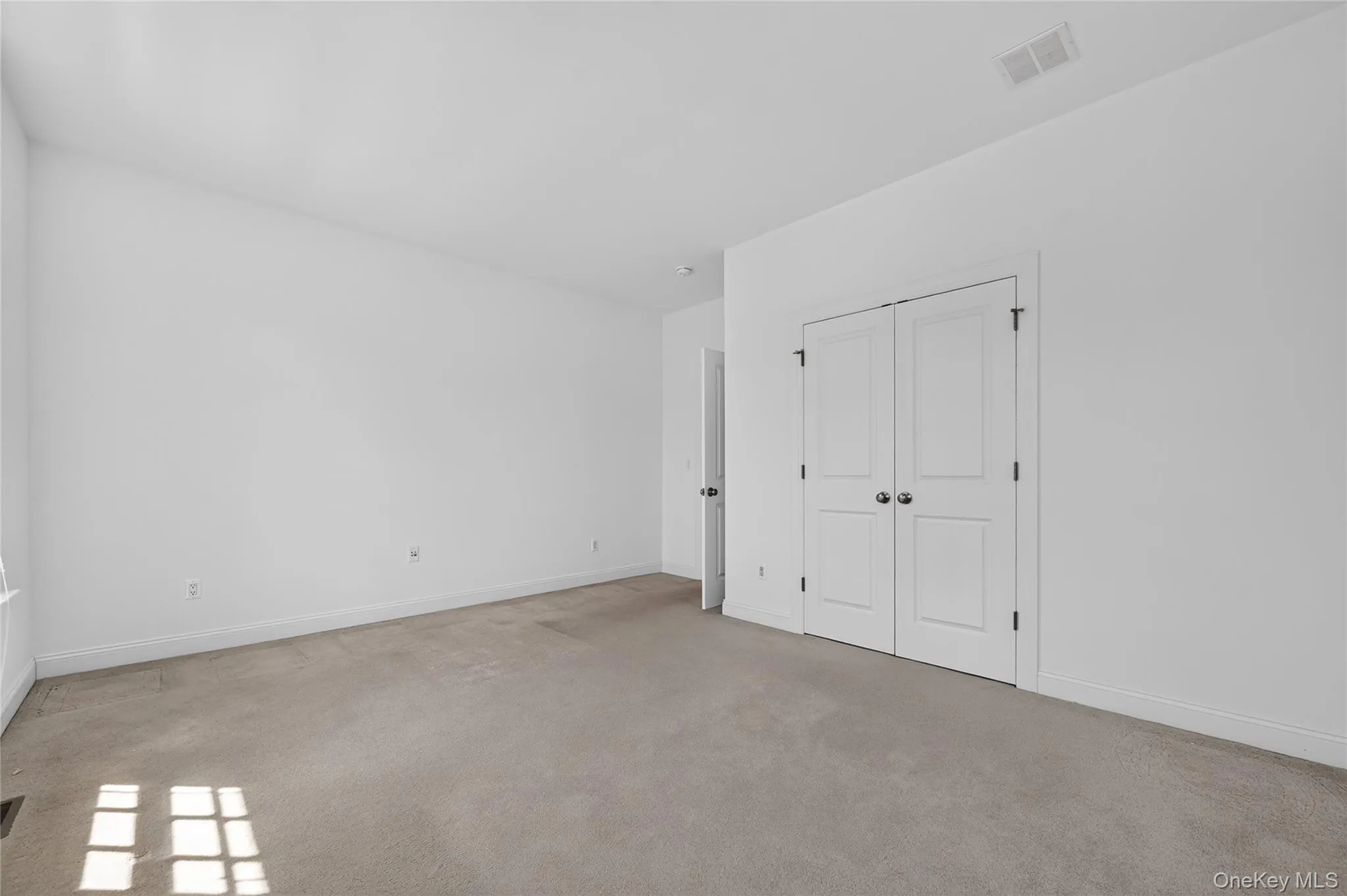 Please note carpeting in image has been virtually modified. Please note carpeting in image has been virtually modified.