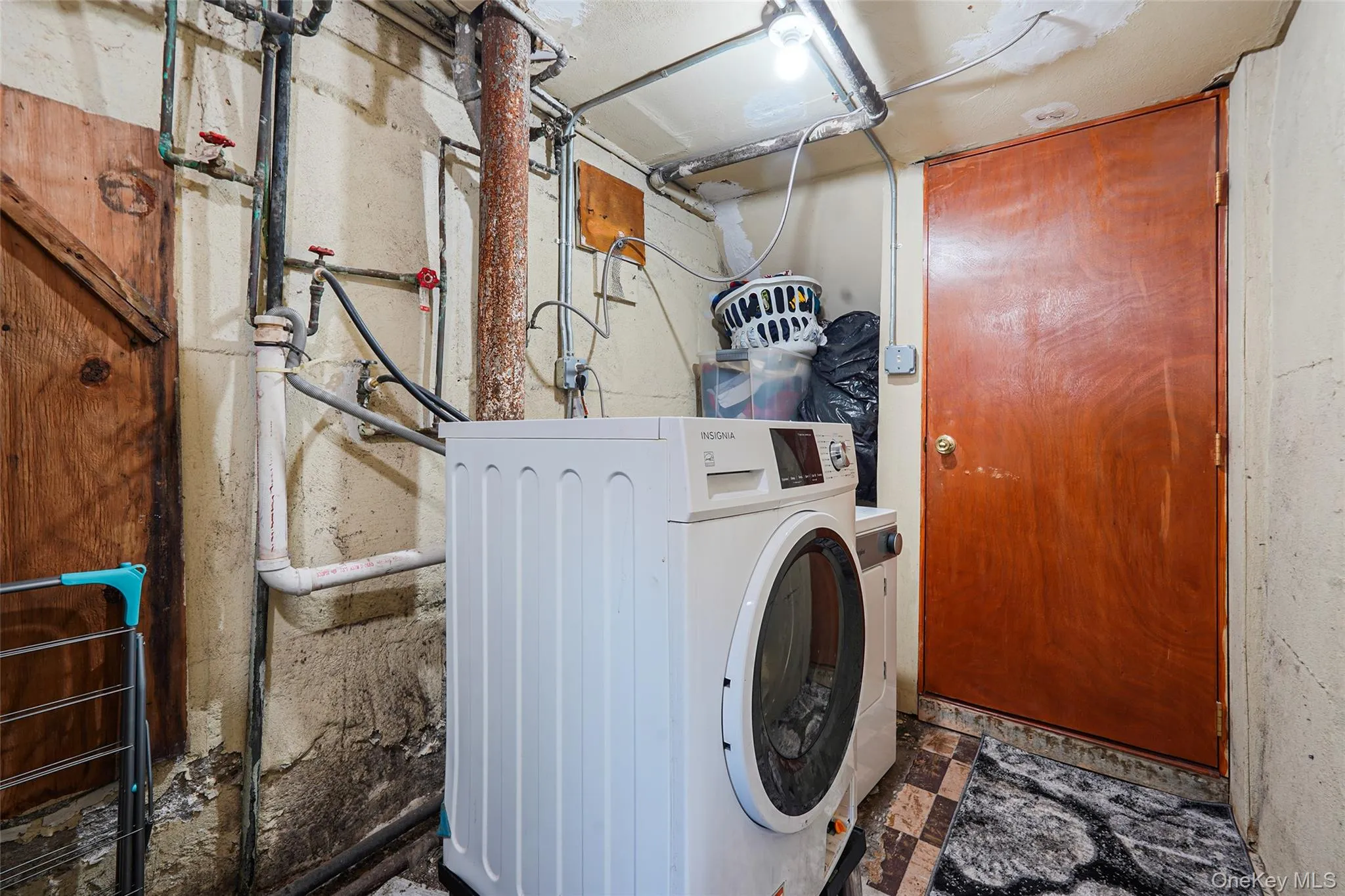 Laundry room with washer / dryer and tile patterned floors Laundry room with washer / dryer and tile patterned floors