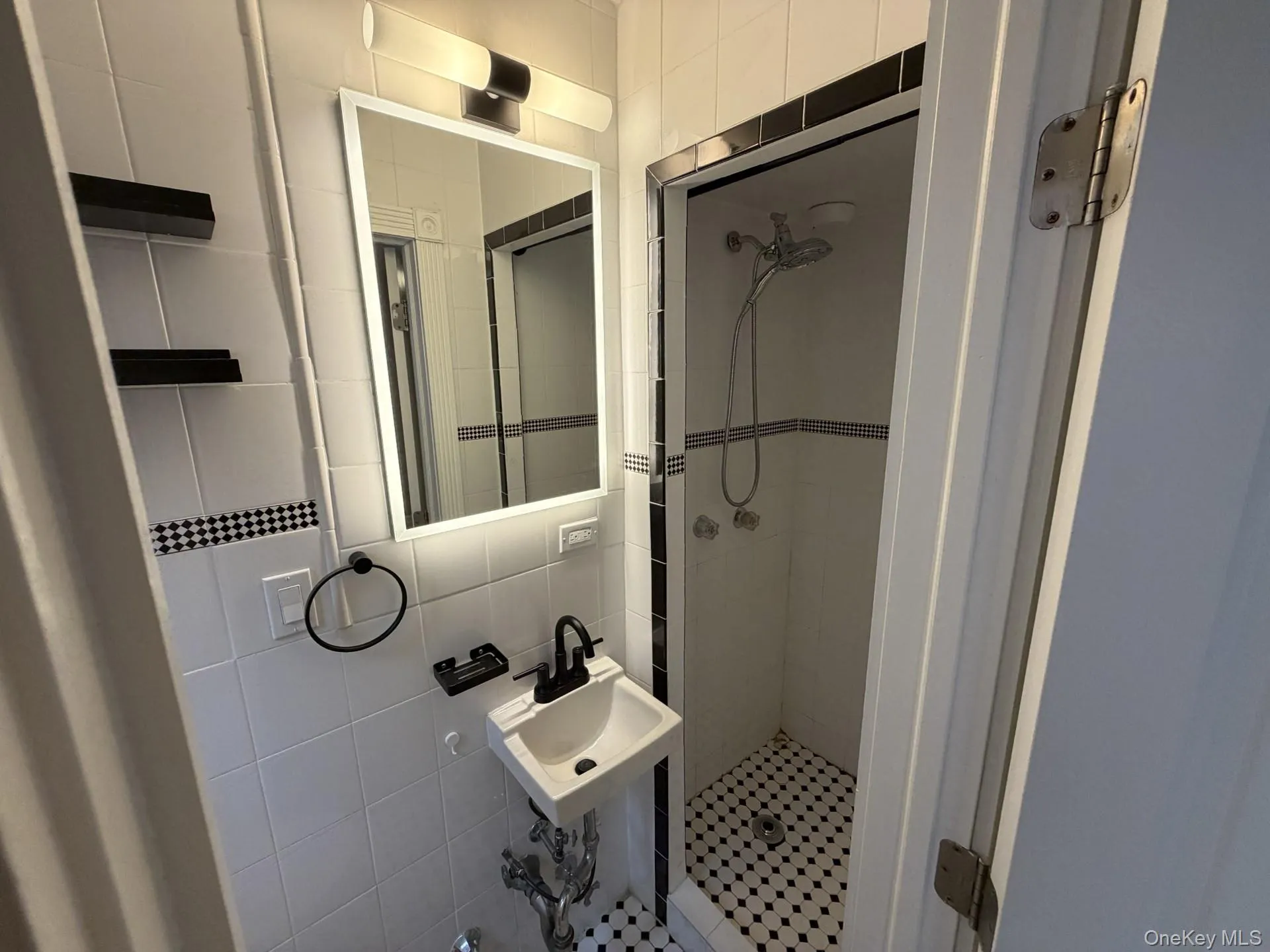 Ensuite primary windowed bathroom Ensuite primary windowed bathroom