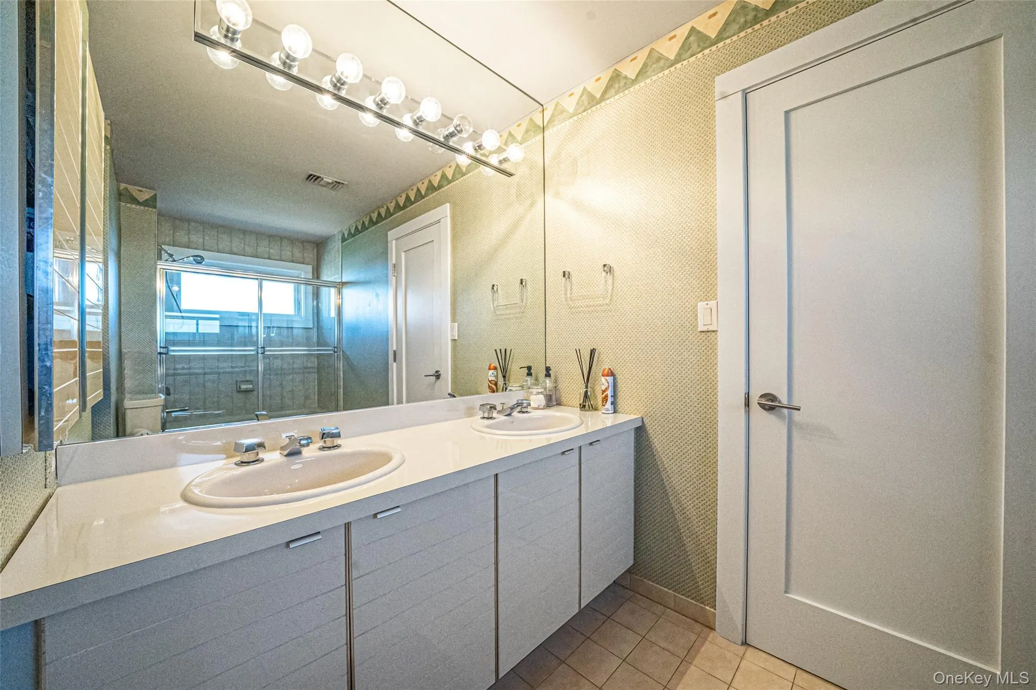 Jack & Jill Bathroom Jack & Jill Bathroom
