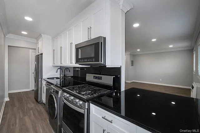 407 East Main Street, Islip, NY, 2 Rooms Rooms,1 BathroomBathrooms,Residential Lease,For Rent,East Main,0,970142 407 East Main Street, Islip, NY, 2 Rooms Rooms,1 BathroomBathrooms,Residential Lease,For Rent,East Main,0,970142