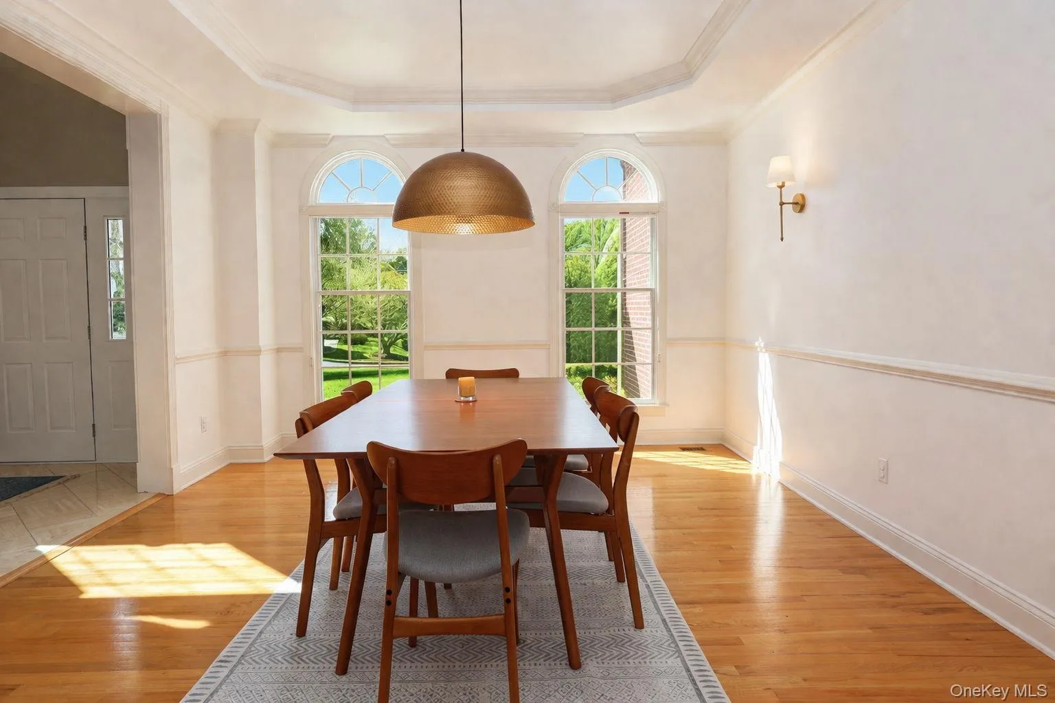 Extra large dining room space with beautiful natural light. Inclused custom blinds. Extra large dining room space with beautiful natural light. Inclused custom blinds.