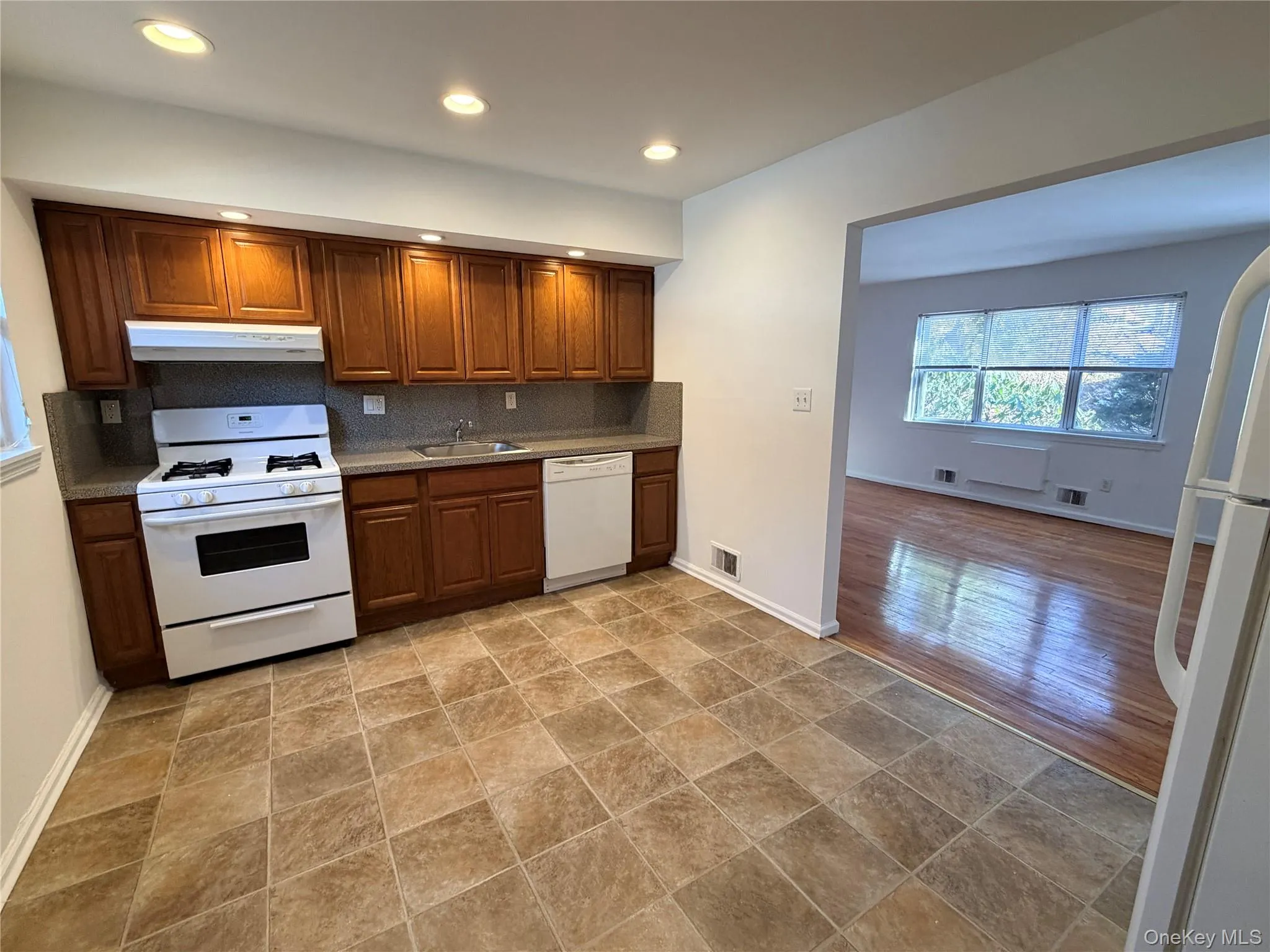 86 Mc Loughlin Street, Glen Cove, NY, 2 Bedrooms Bedrooms, 4 Rooms Rooms,1 BathroomBathrooms,Residential Lease,For Rent,Mc Loughlin,0,970338 86 Mc Loughlin Street, Glen Cove, NY, 2 Bedrooms Bedrooms, 4 Rooms Rooms,1 BathroomBathrooms,Residential Lease,For Rent,Mc Loughlin,0,970338