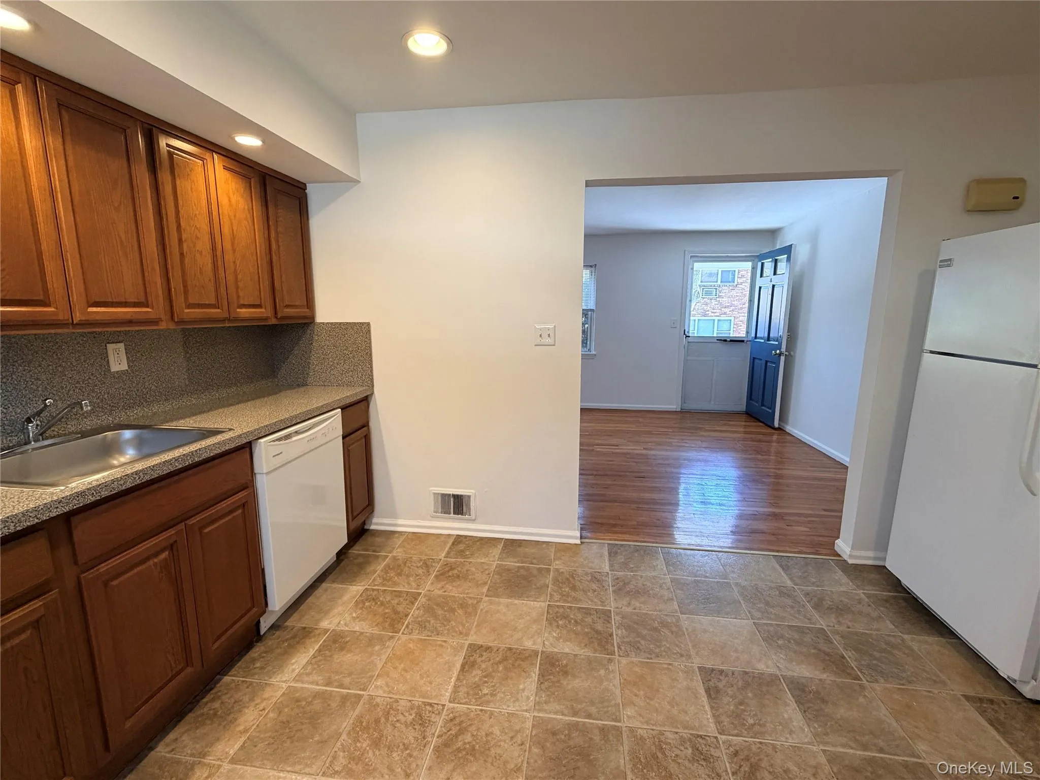 86 Mc Loughlin Street, Glen Cove, NY, 2 Bedrooms Bedrooms, 4 Rooms Rooms,1 BathroomBathrooms,Residential Lease,For Rent,Mc Loughlin,0,970338 86 Mc Loughlin Street, Glen Cove, NY, 2 Bedrooms Bedrooms, 4 Rooms Rooms,1 BathroomBathrooms,Residential Lease,For Rent,Mc Loughlin,0,970338