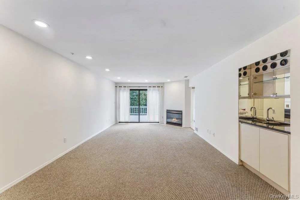 Dining to Living Roomwith wet bar Dining to Living Roomwith wet bar