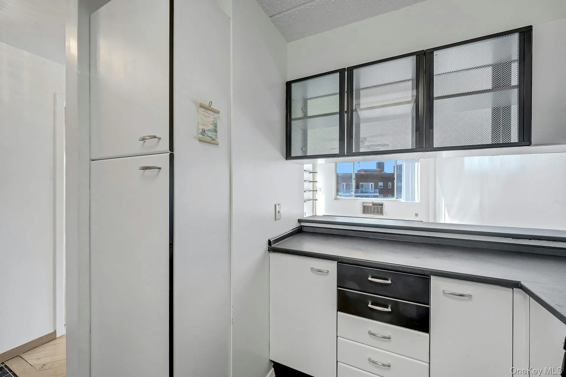 Clear fronted cabinets are a great way to showcase your attractive and decorative kitchen wares. Clear fronted cabinets are a great way to showcase your attractive and decorative kitchen wares.