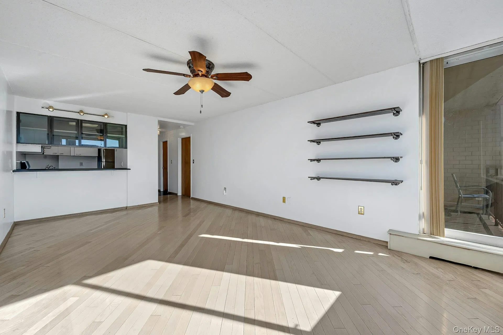 Easy access to the balcony. Easy access to the balcony.