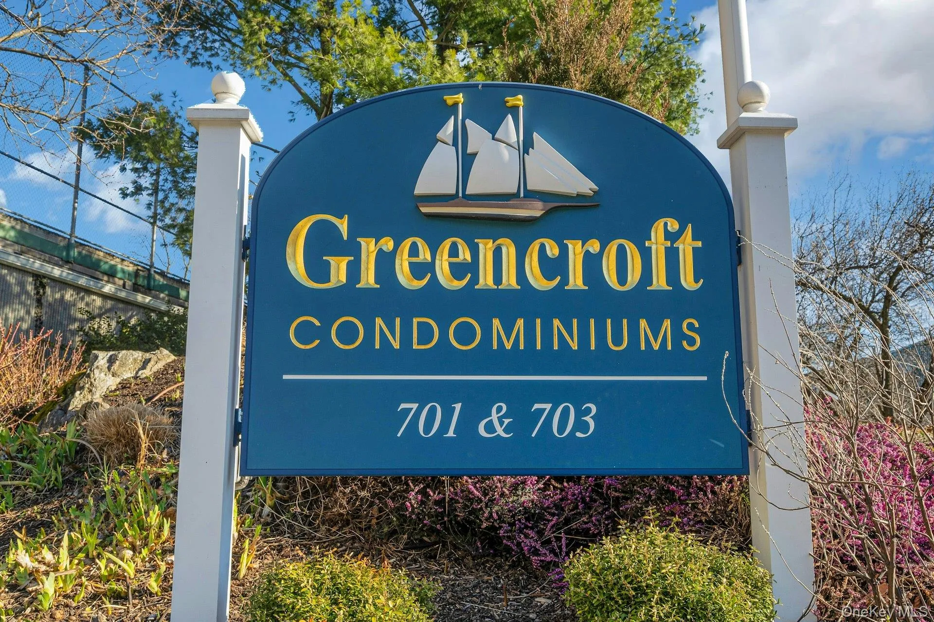 Reap the benefits of nearby Glen Island Park for sunbathing, swimming and strolling. Reap the benefits of nearby Glen Island Park for sunbathing, swimming and strolling.