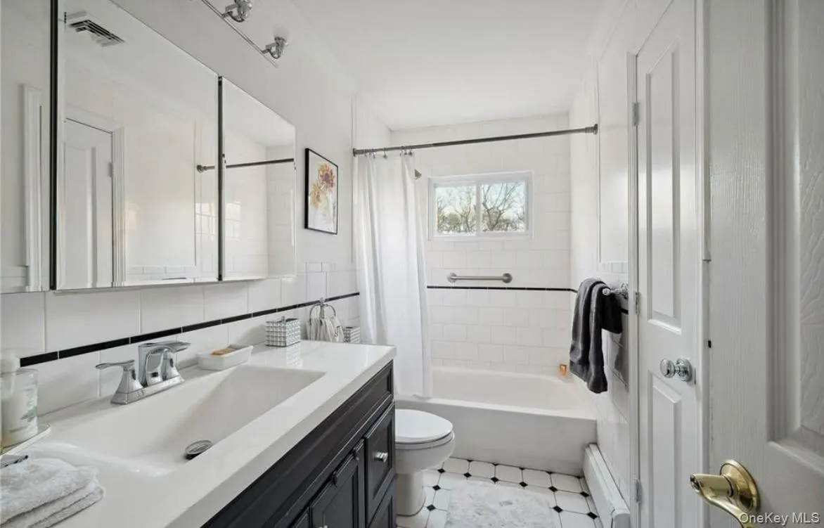 23 Westbury Road, Southampton, NY, 4 Bedrooms Bedrooms, 8 Rooms Rooms,3 BathroomsBathrooms,Residential Lease,For Rent,Westbury,0,970480 23 Westbury Road, Southampton, NY, 4 Bedrooms Bedrooms, 8 Rooms Rooms,3 BathroomsBathrooms,Residential Lease,For Rent,Westbury,0,970480