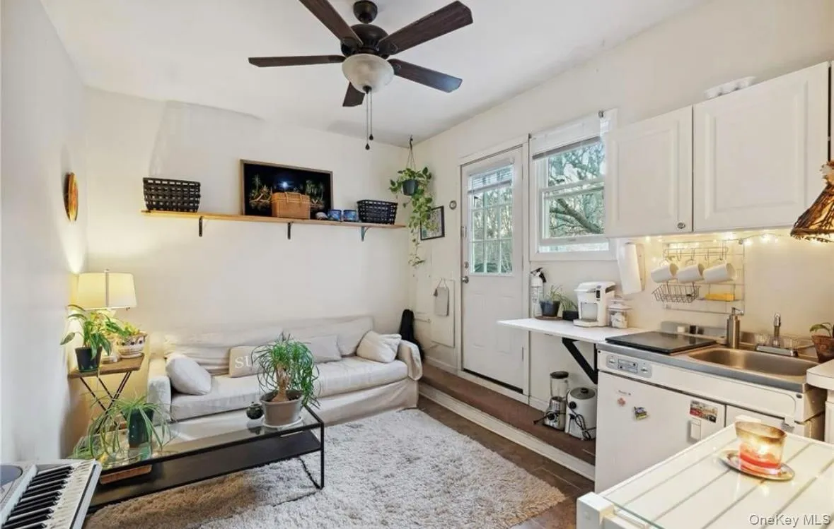 23 Westbury Road, Southampton, NY, 4 Bedrooms Bedrooms, 8 Rooms Rooms,3 BathroomsBathrooms,Residential Lease,For Rent,Westbury,0,970480 23 Westbury Road, Southampton, NY, 4 Bedrooms Bedrooms, 8 Rooms Rooms,3 BathroomsBathrooms,Residential Lease,For Rent,Westbury,0,970480